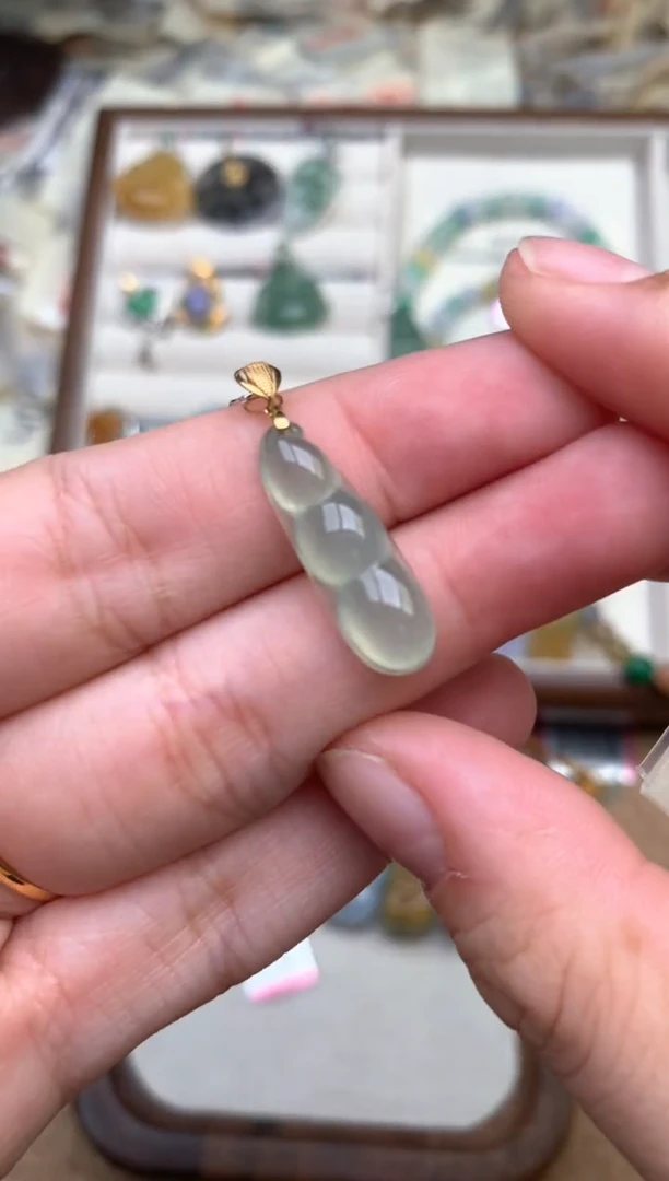 18K金镶嵌挂件翡翠—