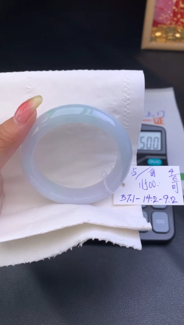 翡翠手镯未镶嵌玉手镯