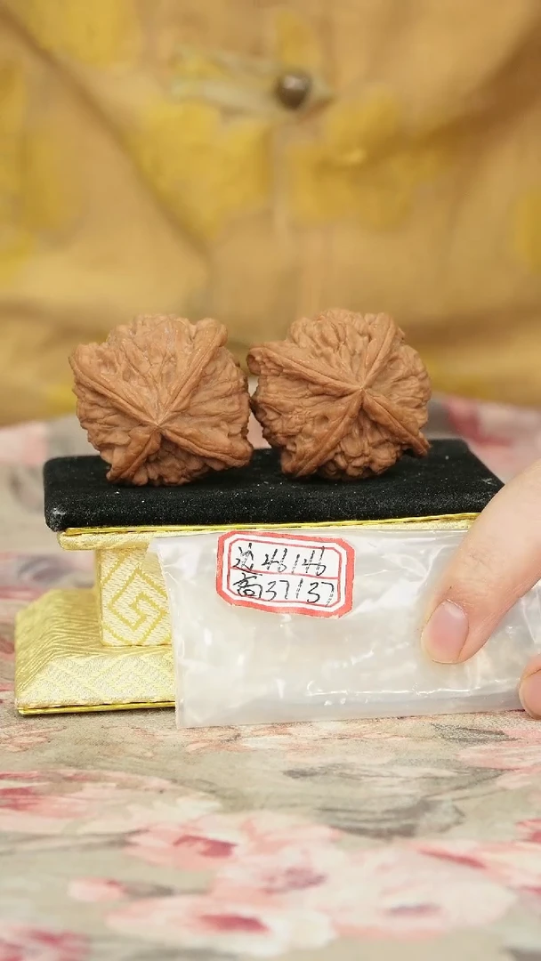 把件文玩核桃红狮子头三棱