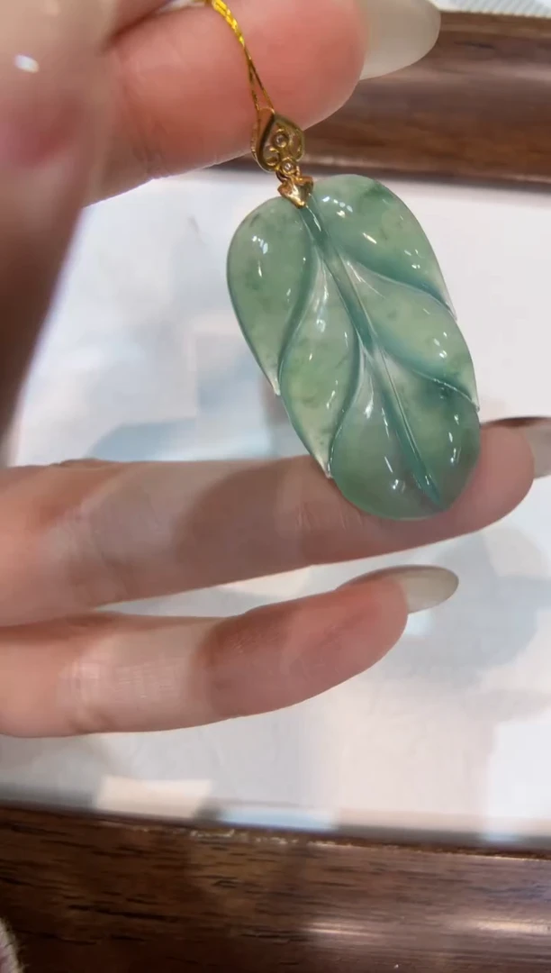 颈饰18K金镶嵌翡翠叶子