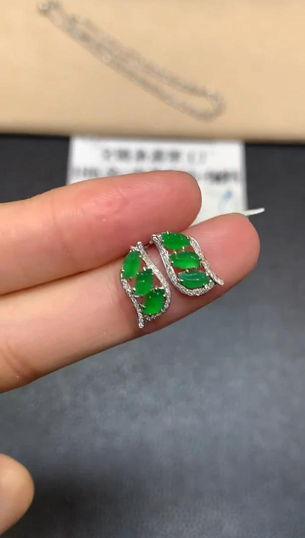 18K金镶嵌翡翠耳饰树叶【无服务费