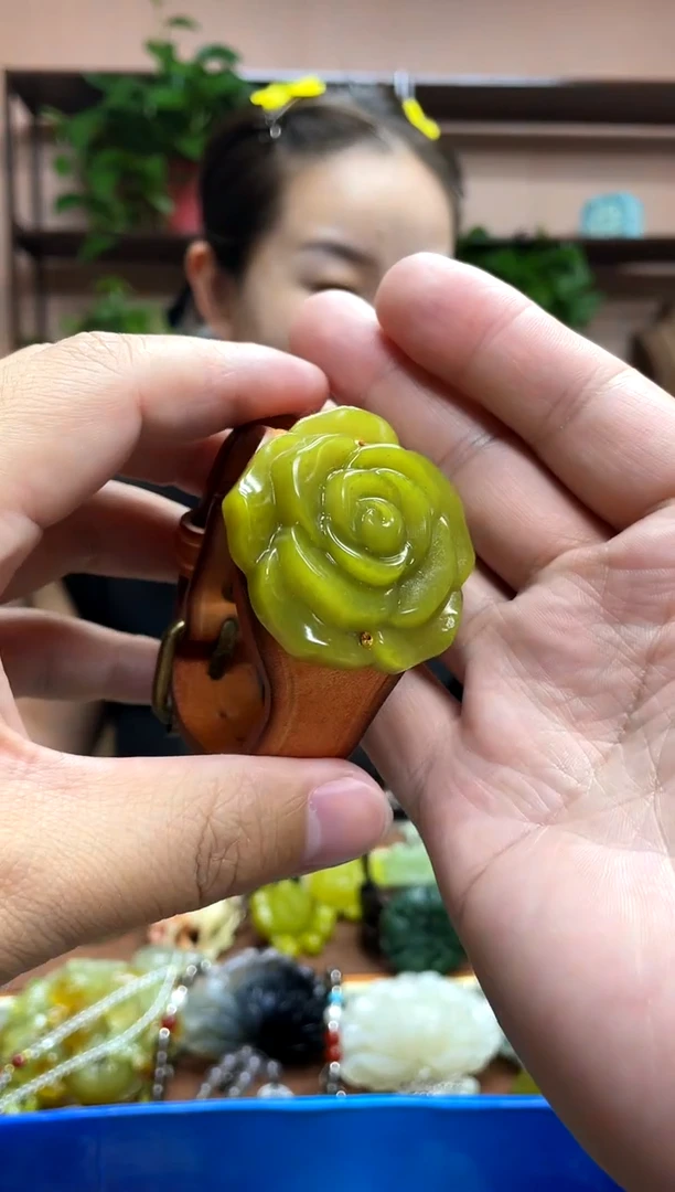 未镶嵌岫玉吊坠多样性发货发其中之一