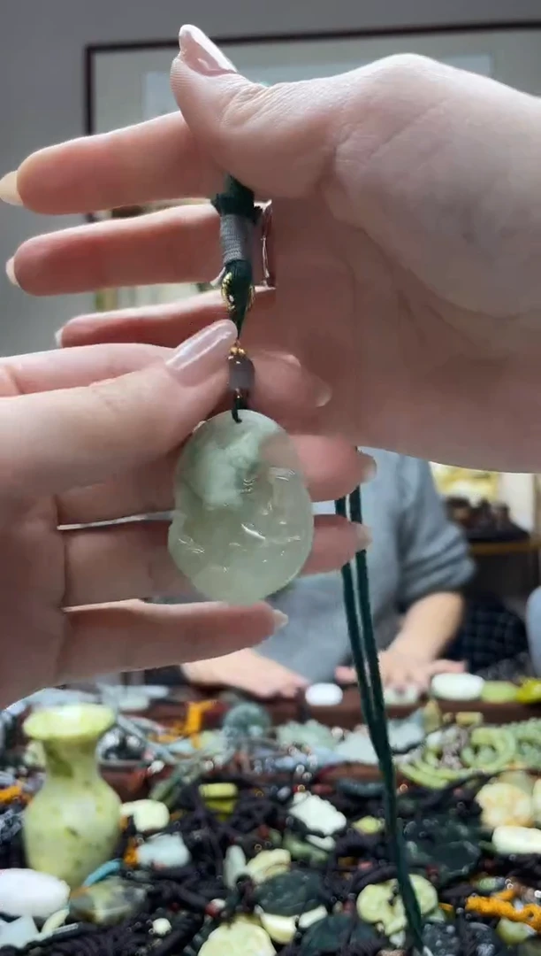 未镶嵌岫玉吊坠.