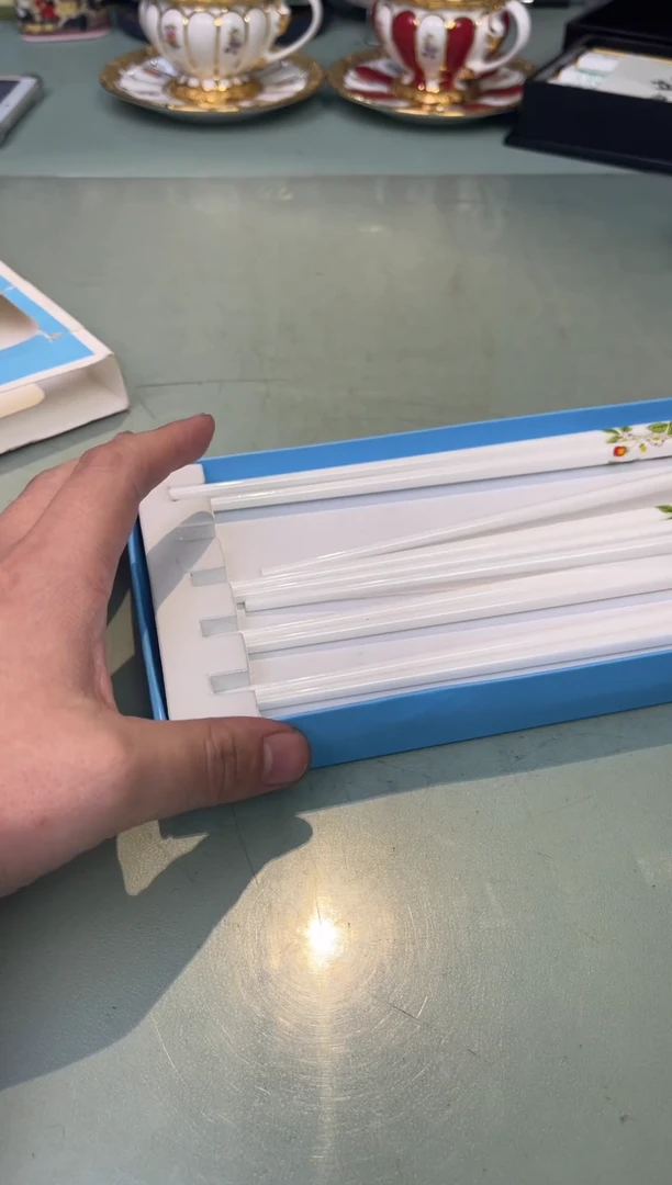 【闪购商品】瓷片草莓筷子