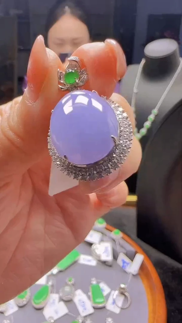 【闪购商品】翡翠吊坠(不含链)18K金镶嵌天然缅甸翡翠A货紫罗兰蛋面