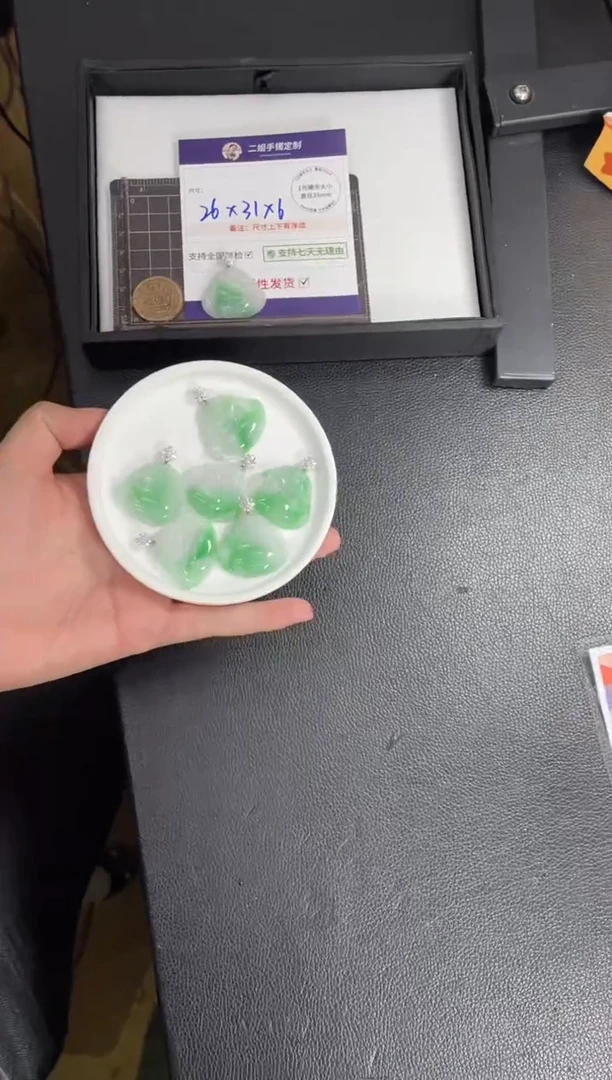 18K金镶嵌挂件翡翠阳绿佛公FL65多样性发其一CP配绳