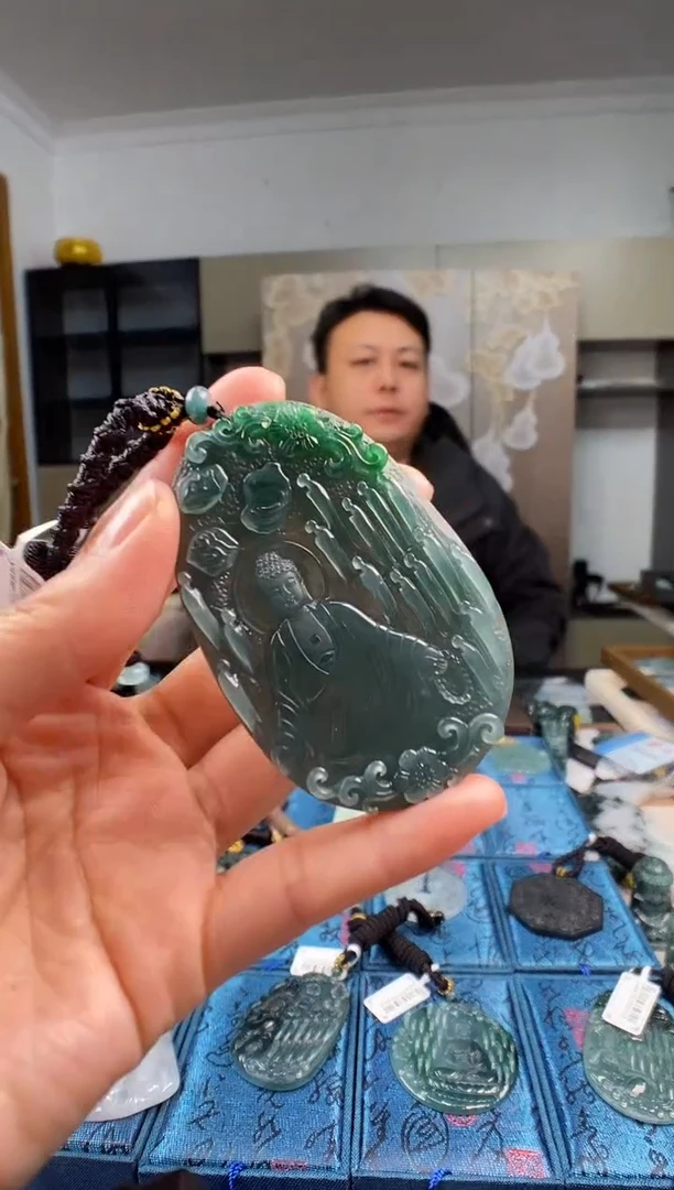 颈饰未镶嵌翡翠   多样性发其一