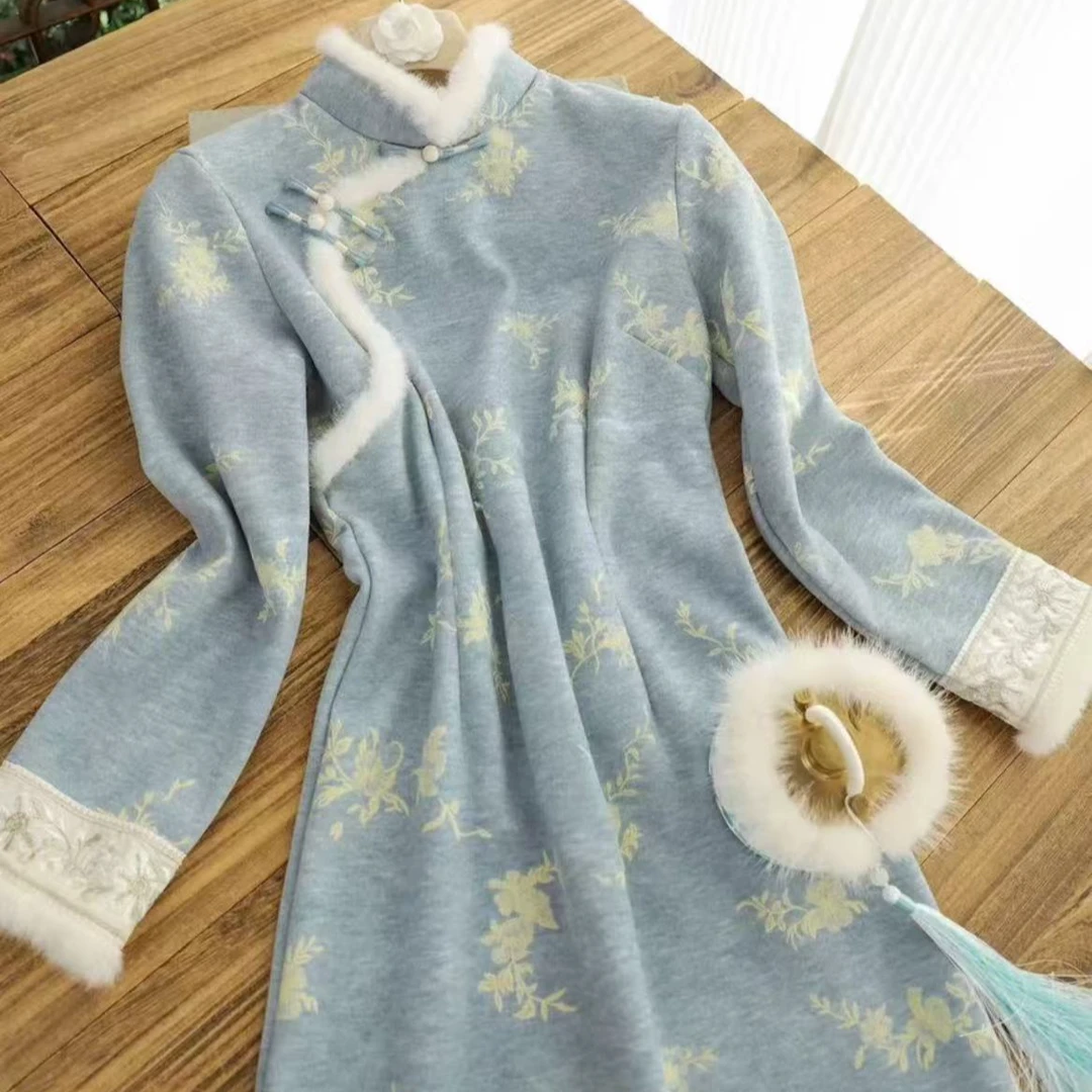 1682 【蓝鸿】 浅蓝色 植绒花 白毛领 旗袍