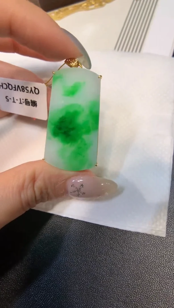 颈饰18K金镶嵌翡翠无事牌