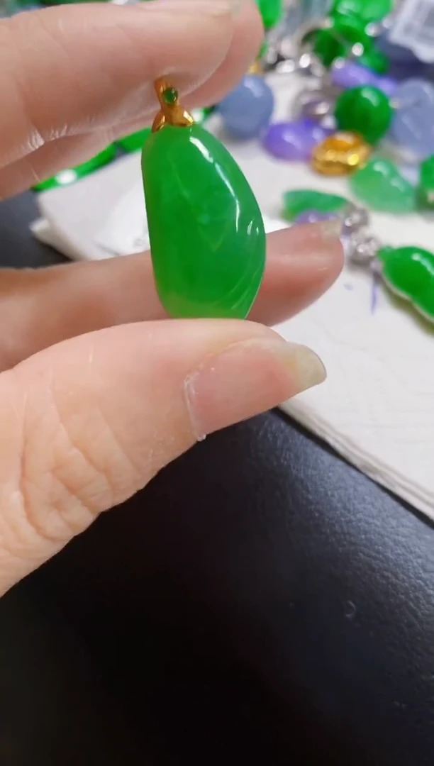 颈饰18K金镶嵌翡翠个