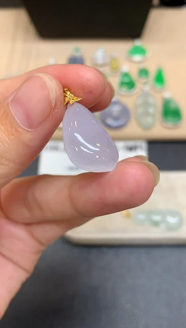 颈饰18K金镶嵌翡翠福瓜【无服务费