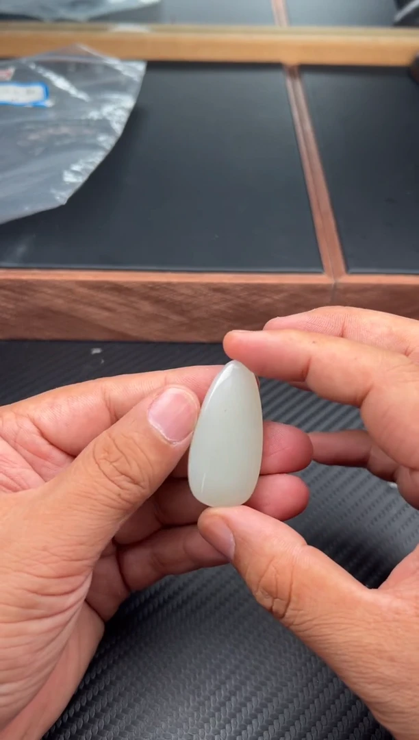 和田玉未镶嵌吊坠(赠链)黑山微色差  m