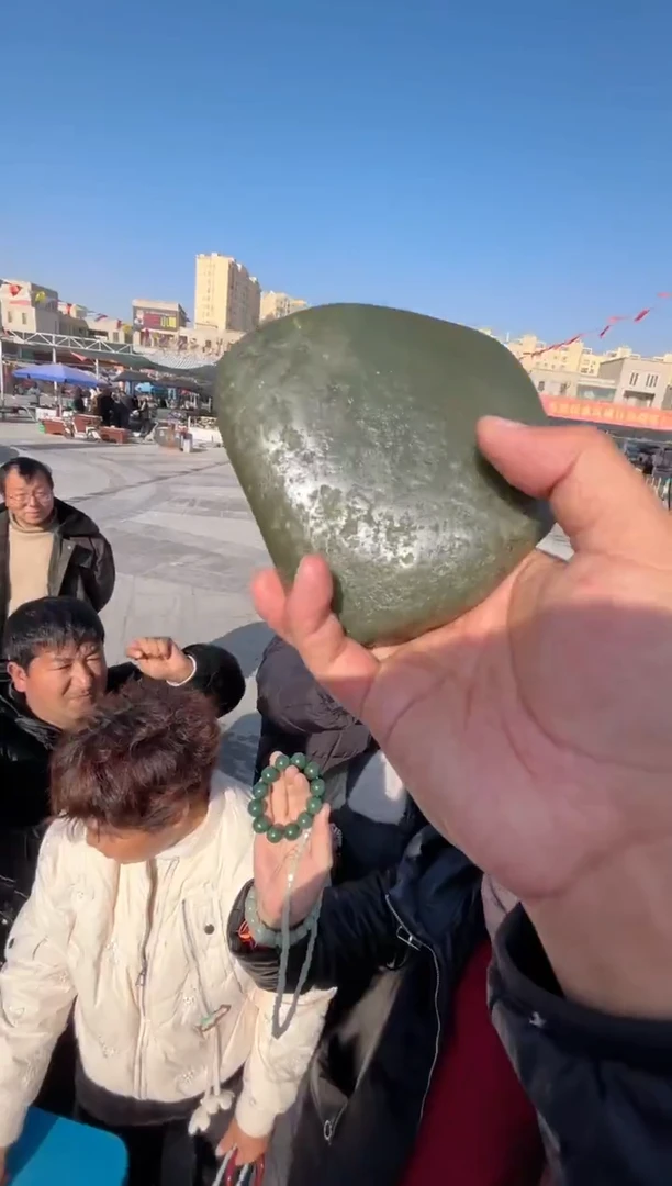 未镶嵌和田玉（糖玉）挂件和田玉