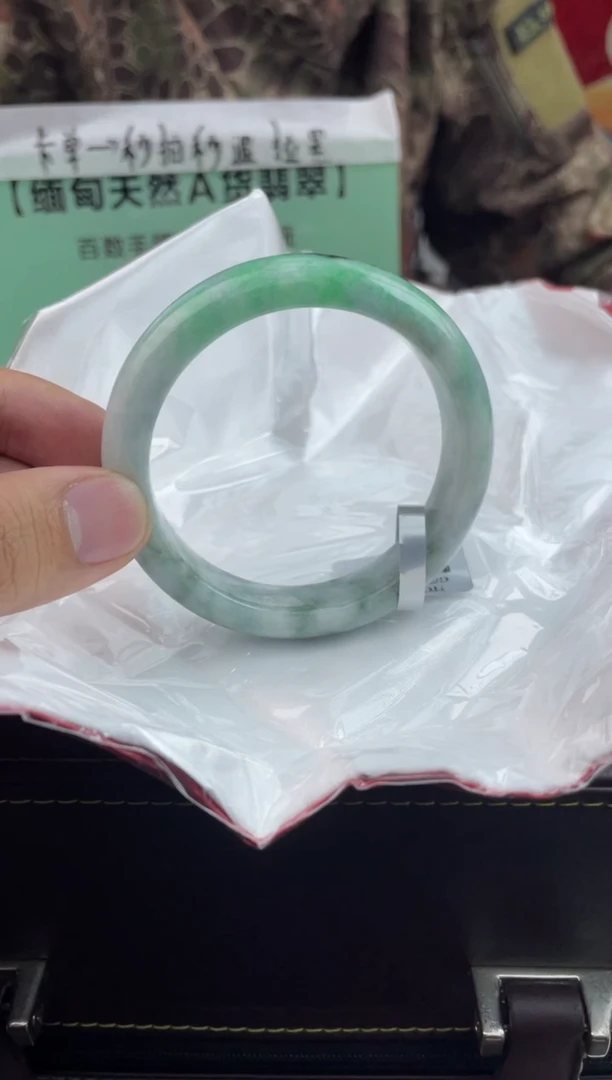 【闪购商品】翡翠手镯未镶嵌1翡翠手镯（微瑕）