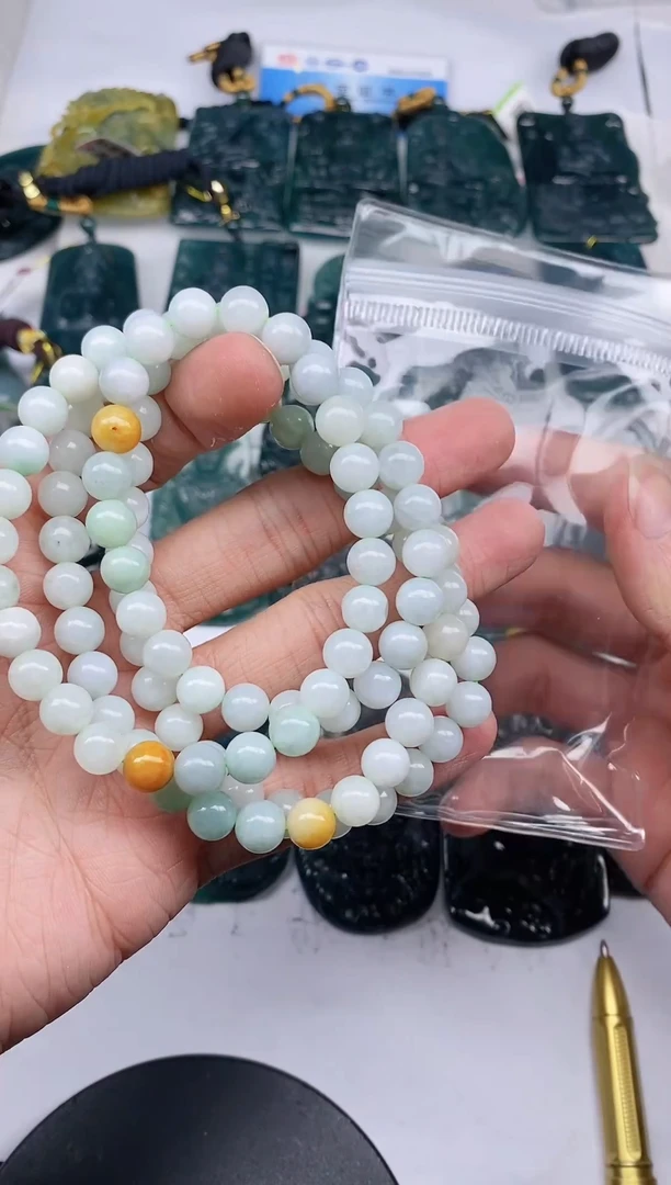 颈饰未镶嵌翡翠