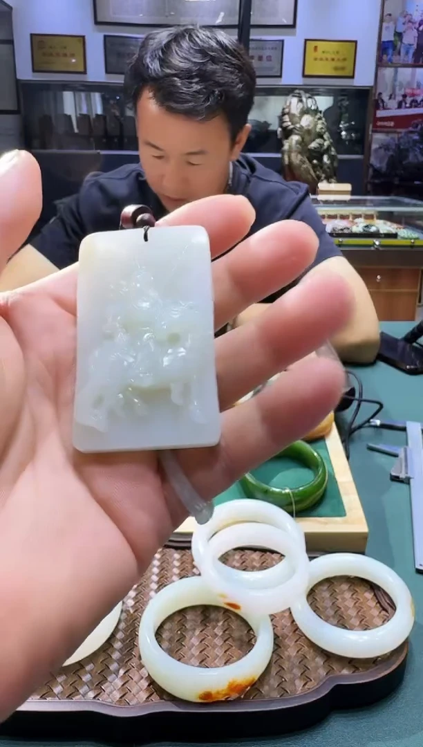 吊坠(赠链)未镶嵌和田玉关二爷牌