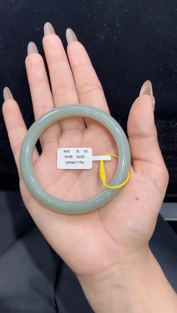 和田玉手镯未镶嵌新疆且末料青白玉60圈口上等和田玉手镯女