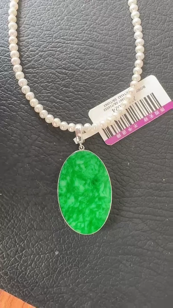 颈饰18K金镶嵌翡翠爱**笑荣倩