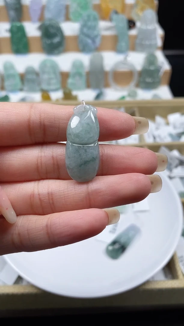 翡翠未镶嵌颈饰吊坠      97