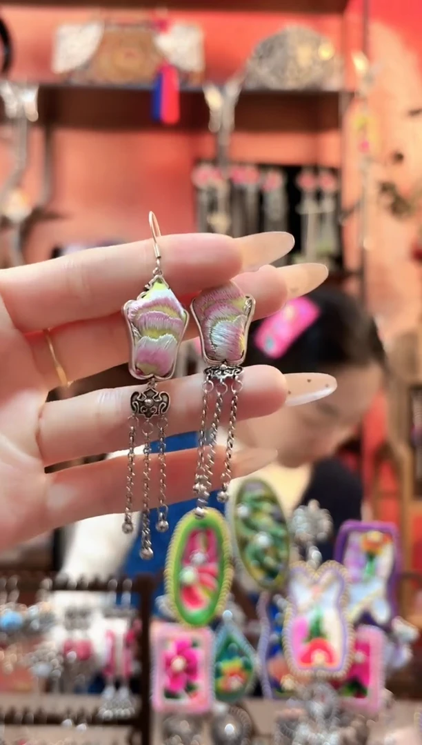 织绣云织谣民族风精美饰品 67*