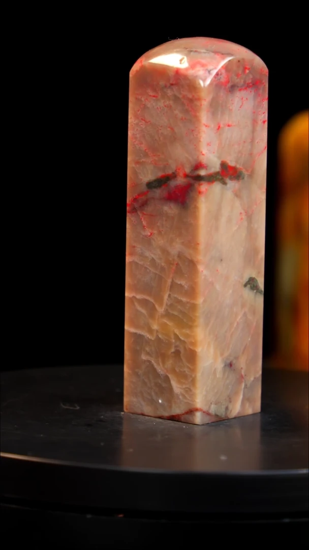 昌化石牛角冻鸡血石