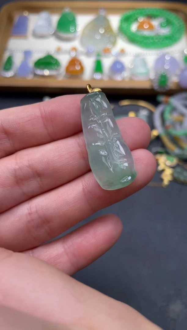 翡翠18K金镶嵌颈饰13.......