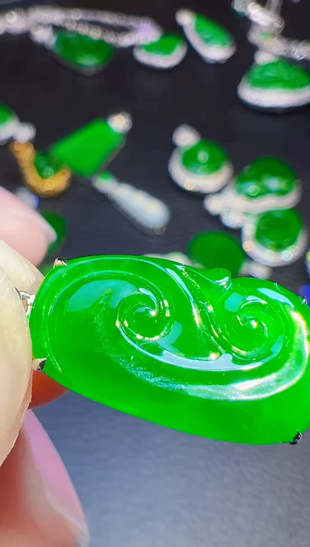 颈饰18K金镶嵌翡翠M****1翡翠