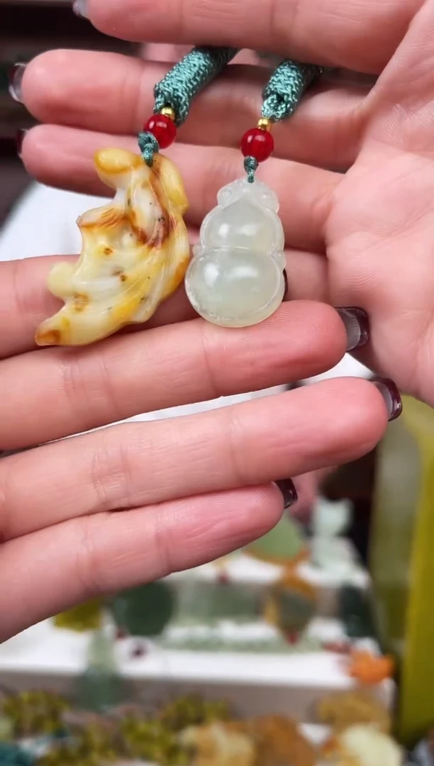 未镶嵌蛇纹石玉颈饰·