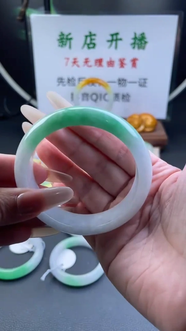 手镯我**黄闪购为准，一物一证