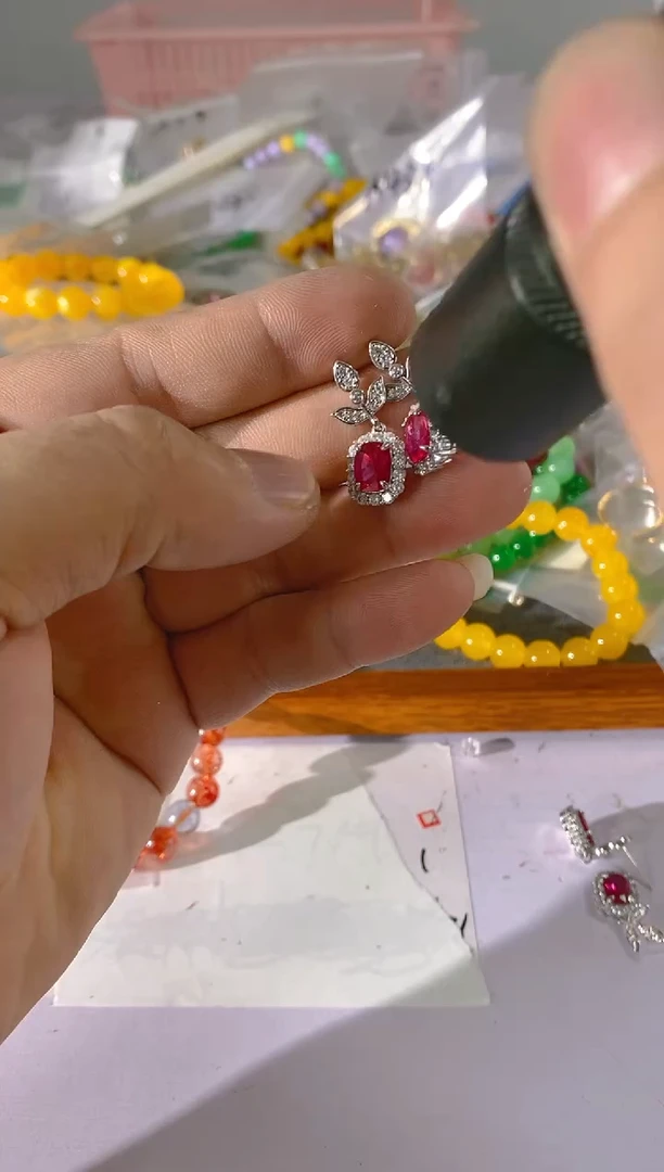 【闪购商品】水晶颈饰银S925镶嵌D239红宝，蓝宝，多样性发一件赠链