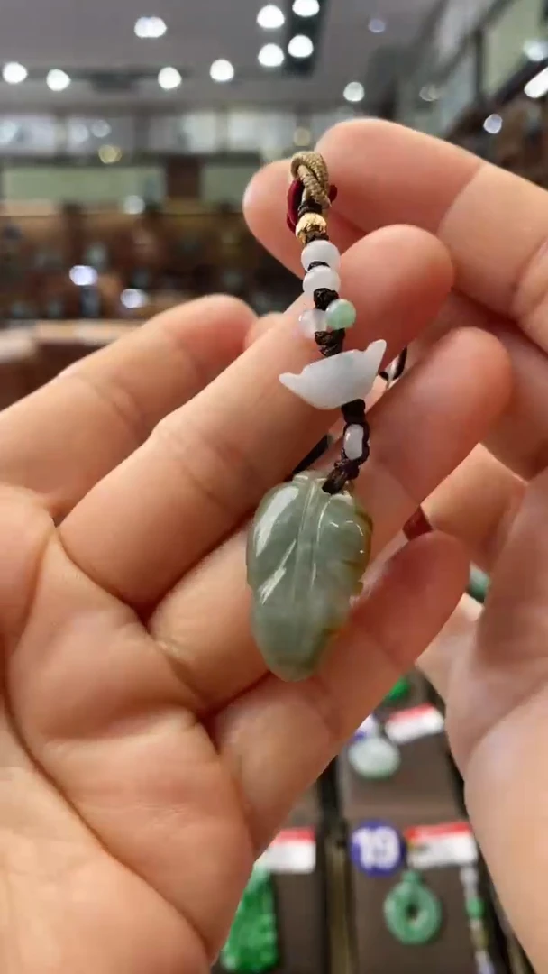 【闪购商品】翡翠颈饰未镶嵌叶子