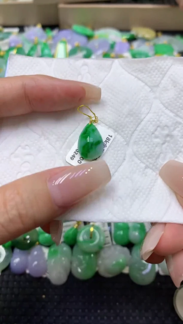 颈饰18K金镶嵌翡翠天然缅甸翡翠A货