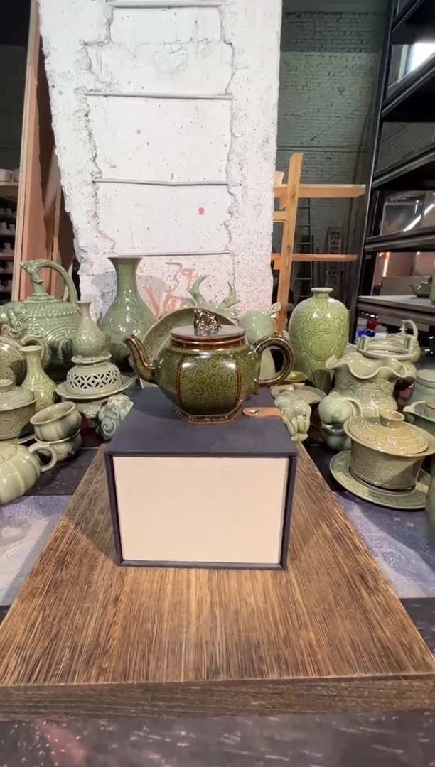 耀州窑手工茶叶末釉小狮倒流壶（带礼盒）