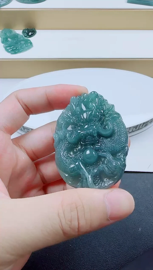 翡翠未镶嵌颈饰龙