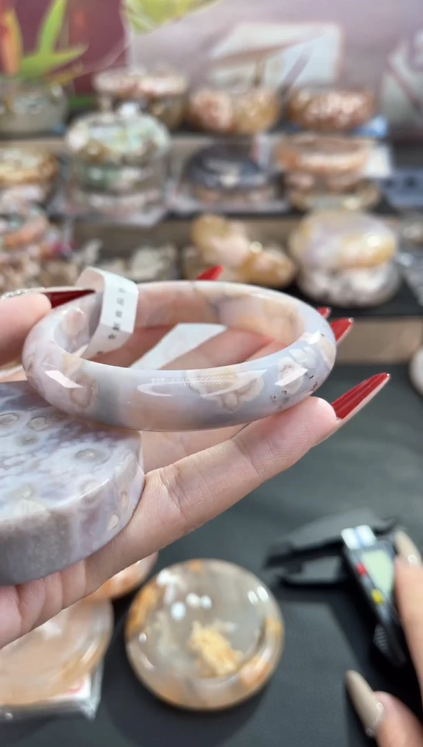 手镯玛瑙/玉髓未镶嵌58（纯天然赠品镯心 不保证完美）