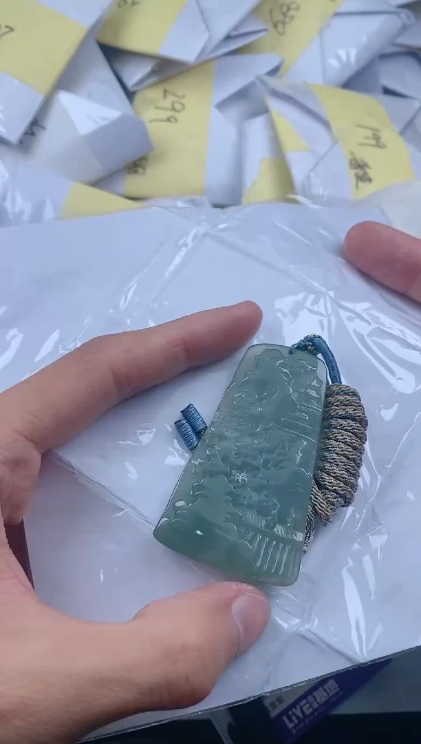 翡翠未镶嵌颈饰