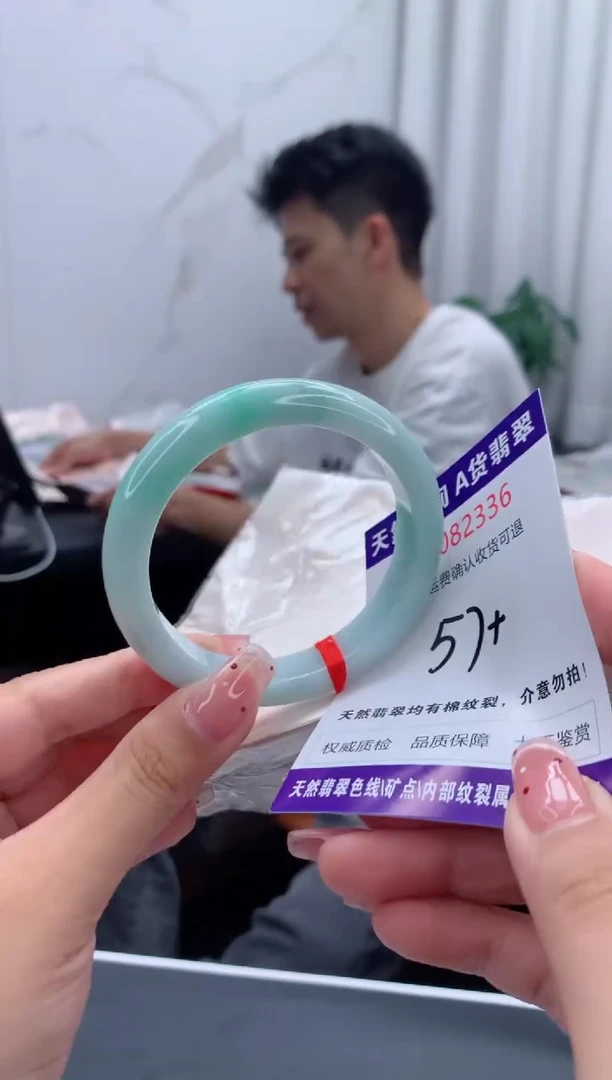 未镶嵌手镯翡翠有纹，完美者勿拍