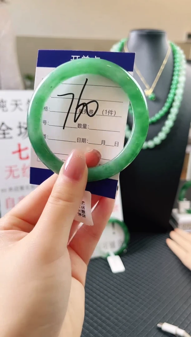 未镶嵌手镯石英质玉（非洲翠）微瑕一经发货运费不退介意勿拍