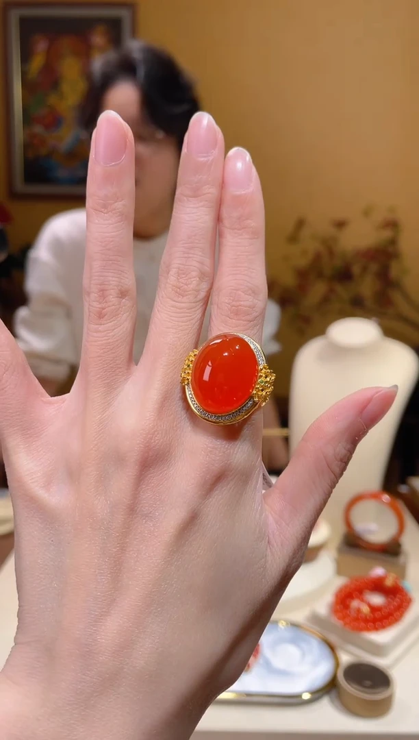 18K金镶嵌南红玛瑙戒指@@DF51124006