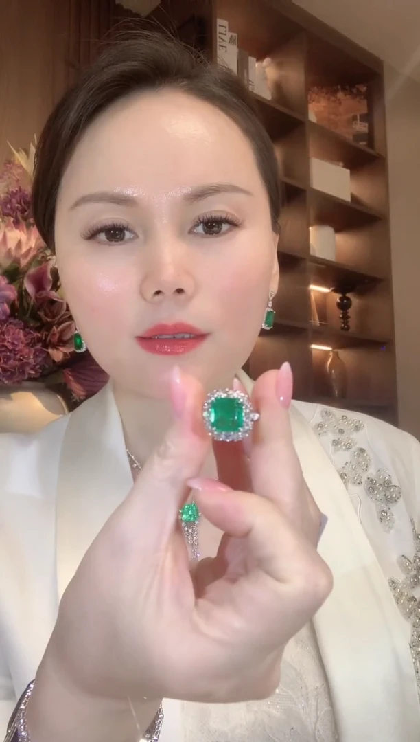 18K金镶嵌戒指祖母绿A124