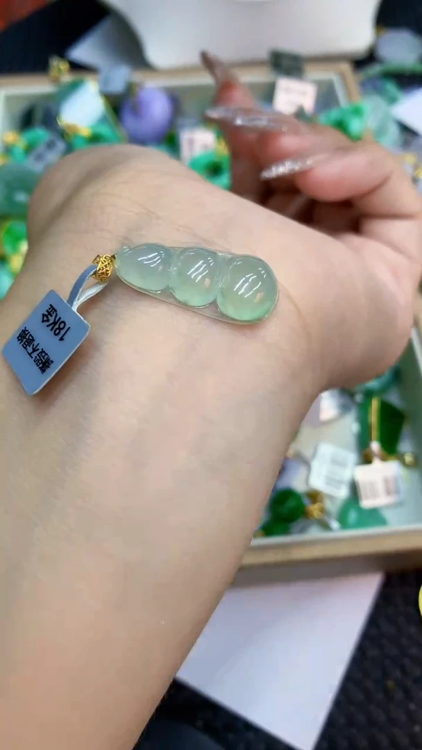 颈饰18K金镶嵌翡翠1