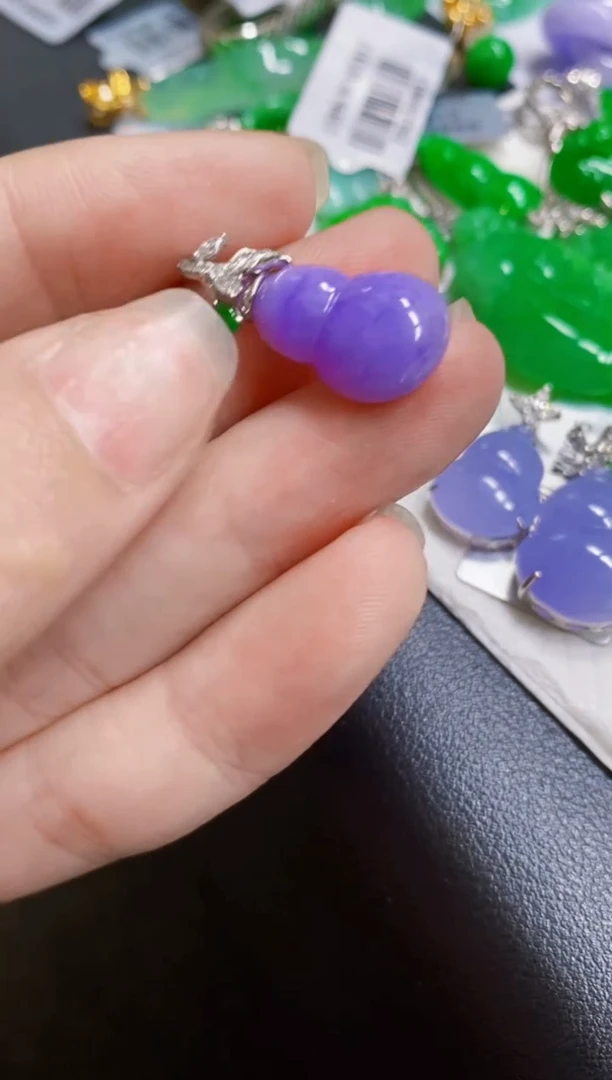 颈饰18K金镶嵌翡翠葫芦