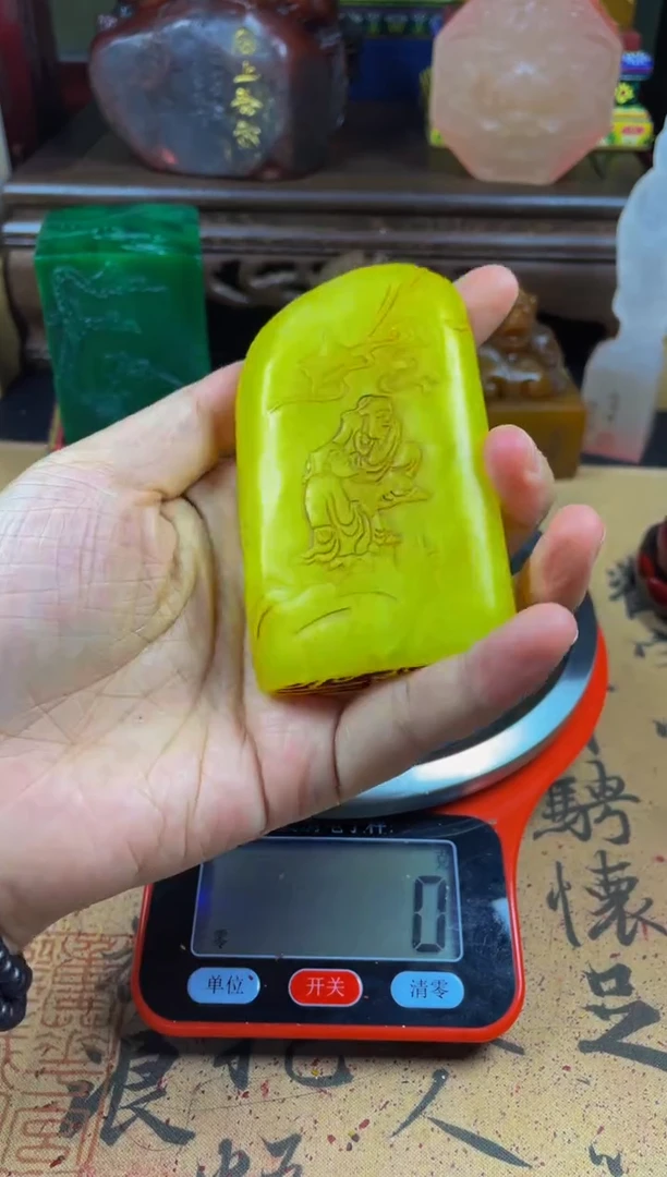 寿山石印石鸡油黄双面薄意雕随形章