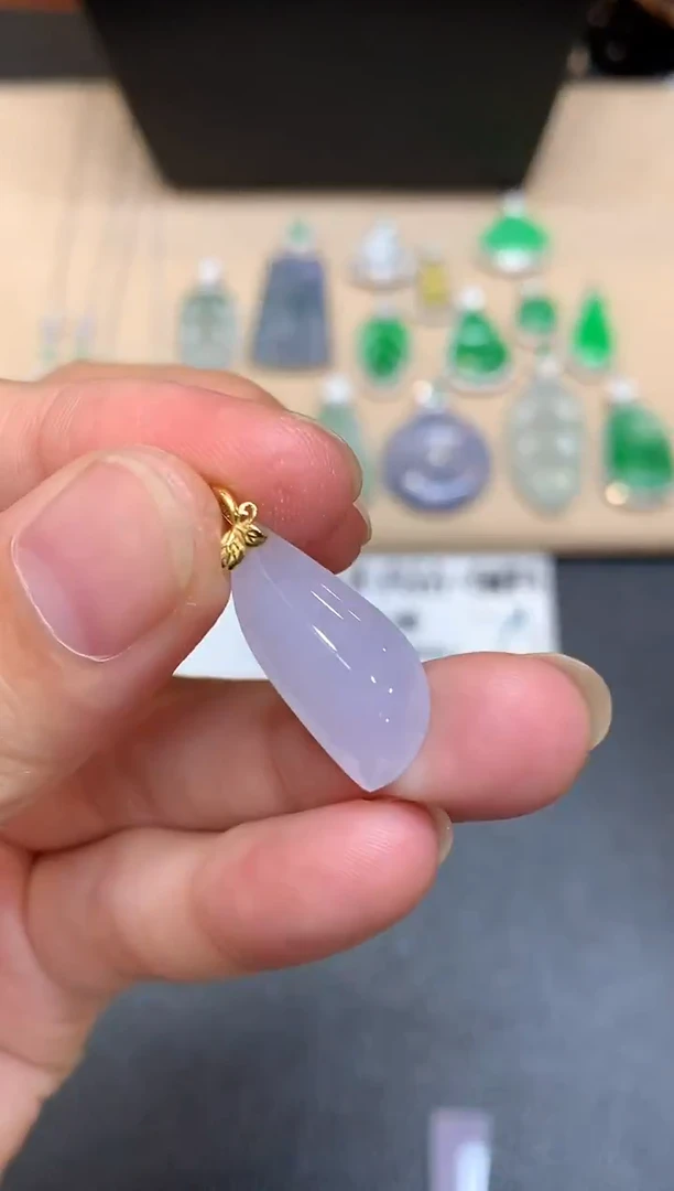 颈饰18K金镶嵌翡翠随形【无服务费