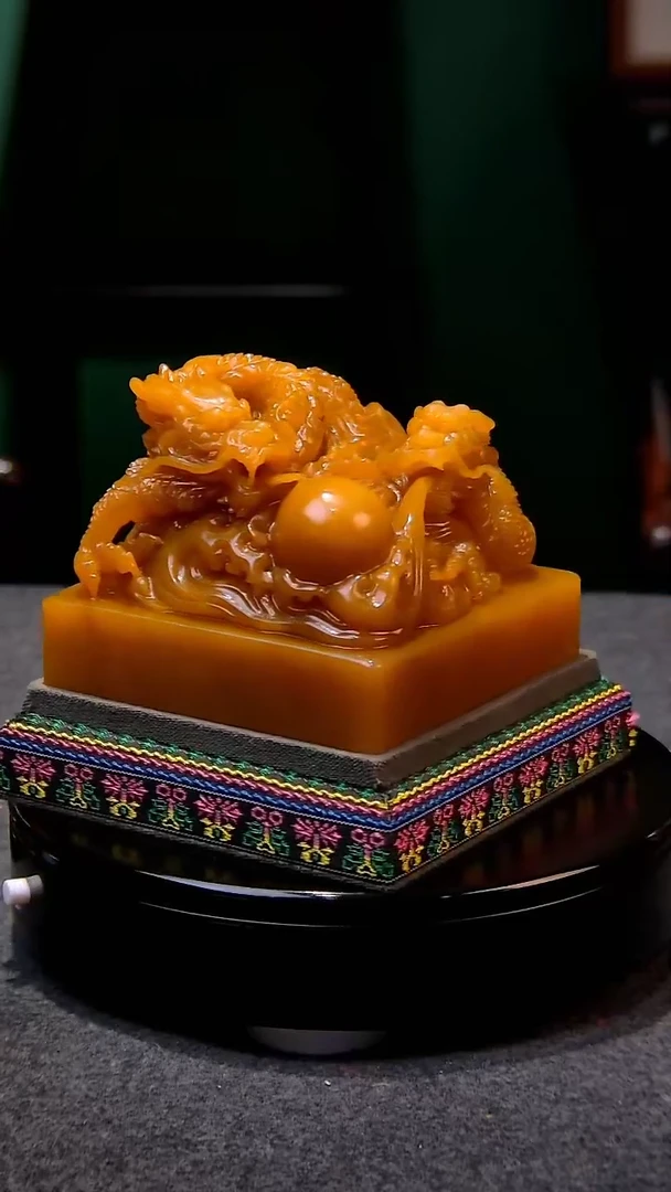 【闪购商品】田黄石麦芽糖双龙戏珠