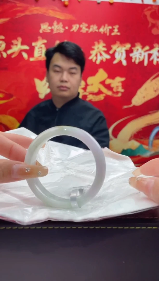 【闪购商品】翡翠手镯未镶嵌1翡翠手镯（微瑕）