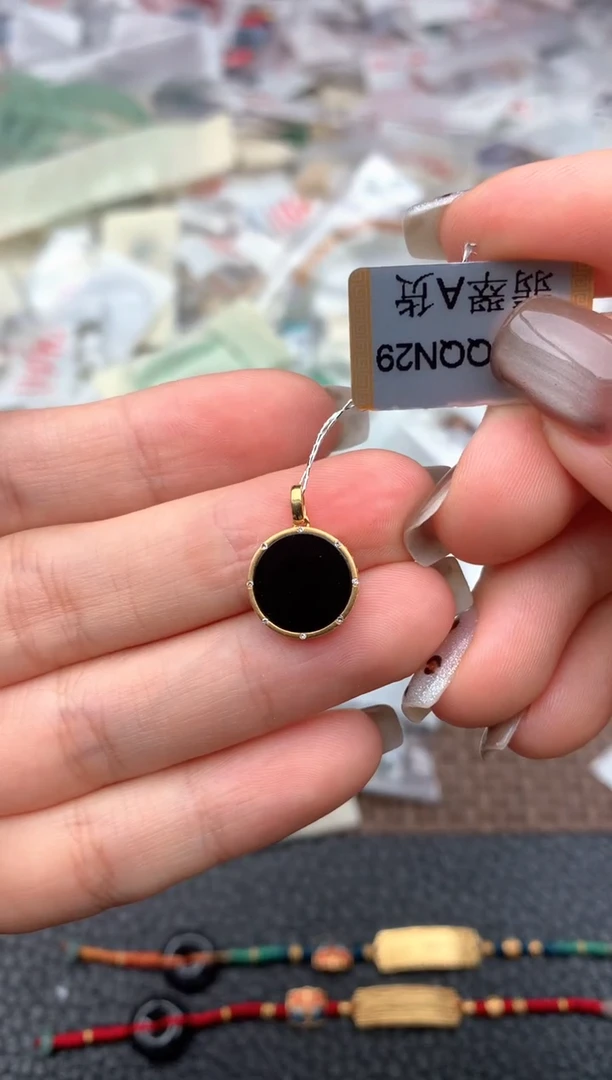 18K金镶嵌挂件翡翠一