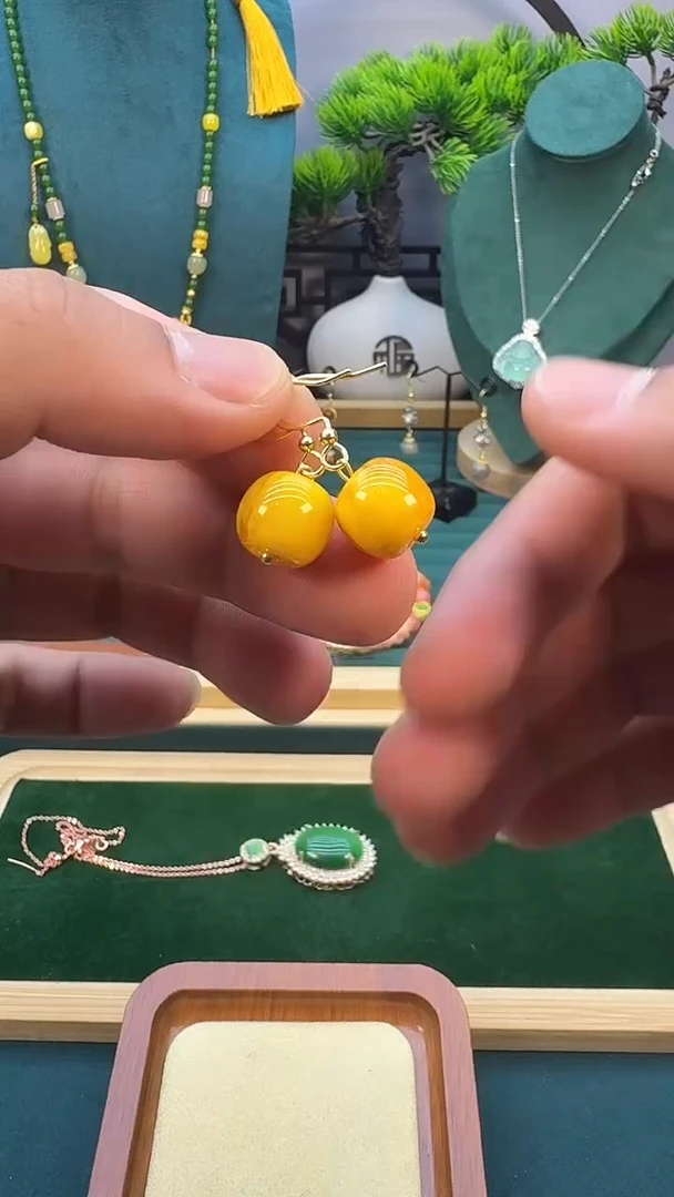 14K金镶嵌蜜蜡耳饰E01