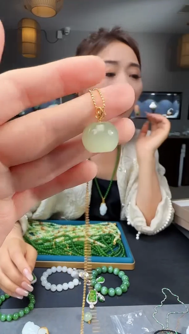 和田玉18K金镶嵌吊坠(不含链)1