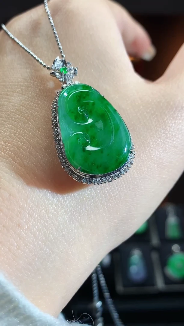 【闪购商品】翡翠吊坠(不含链)18K金镶嵌如意吊坠